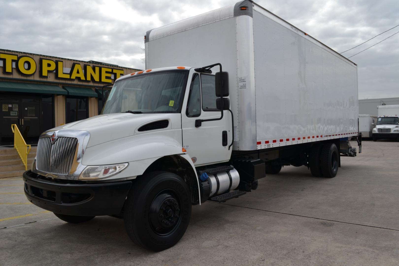 2018 WHITE /BLACK INTERNATIONAL 4300 with an CUMMINS ISB 6.7L 240HP engine, ALLISON 2500RDS AUTOMATIC transmission, located at 9172 North Fwy, Houston, TX, 77037, (713) 910-6868, 29.887470, -95.411903 - Photo#0